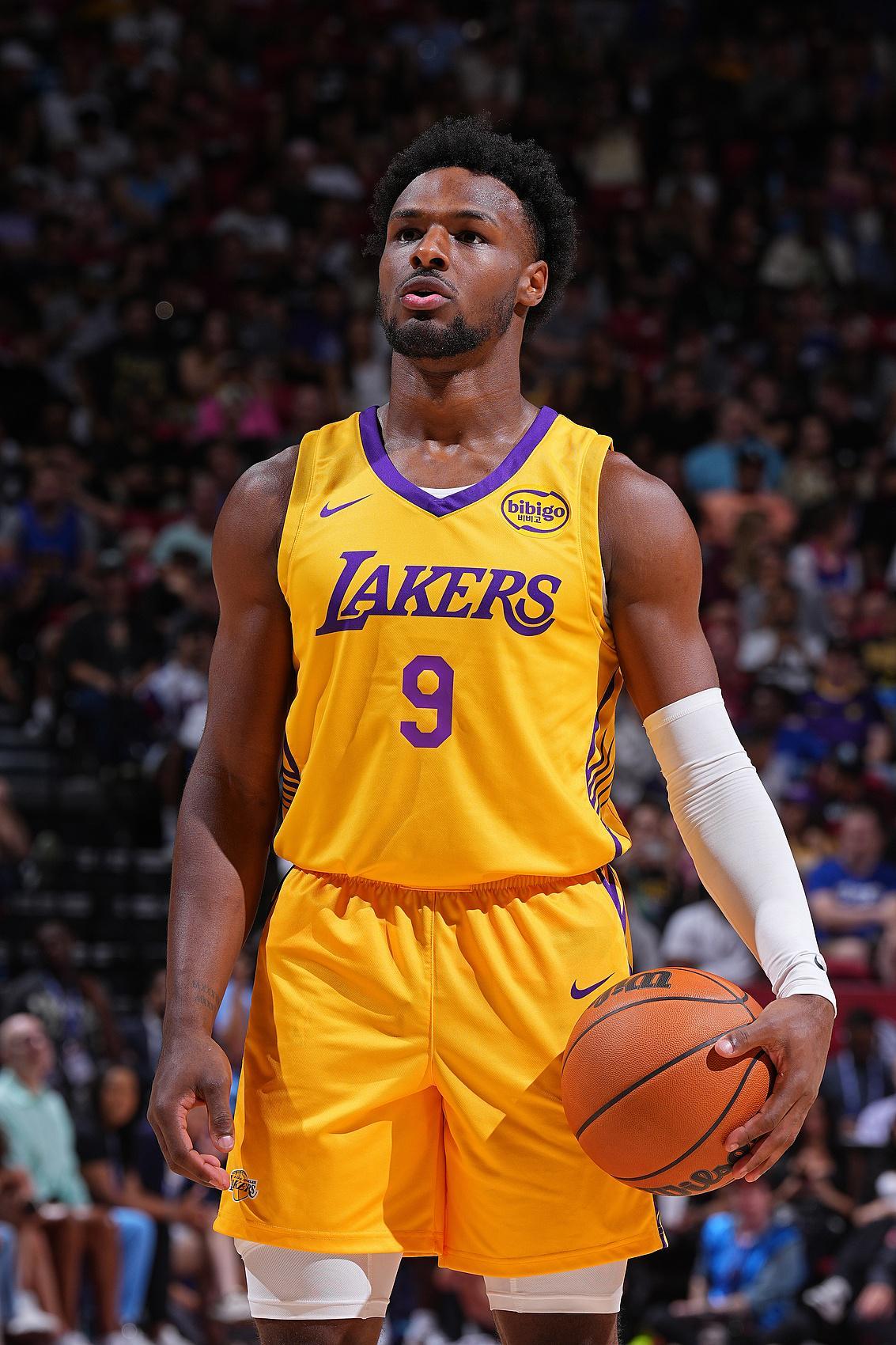 布朗尼今年夏联场均14.3分2.8板3.8助4失误 投篮47.6% 三分30%