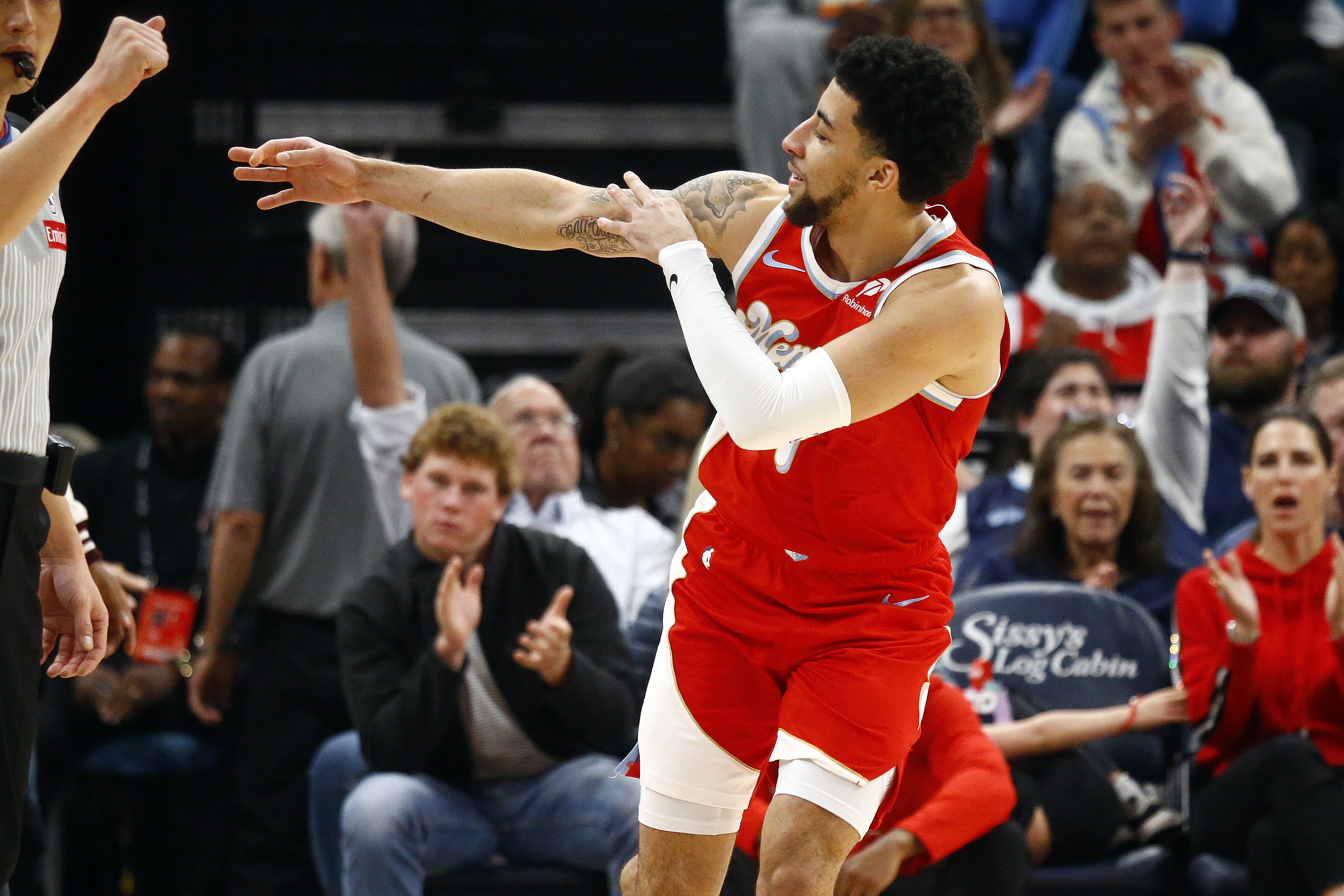 乐鱼体育娱乐-NBA彩经：灰熊拿下勇士 火箭轻取国王 骑士击溃雄鹿
